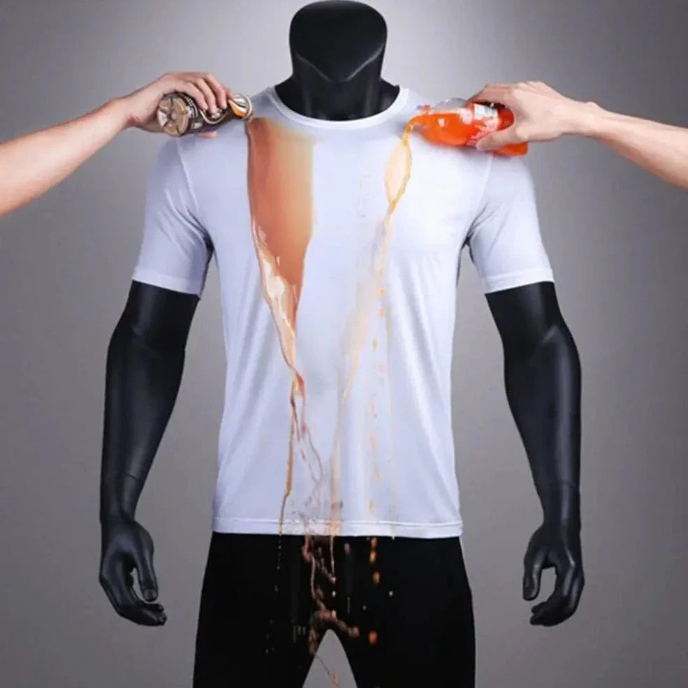 Mannlig modell viser frem en vanntett t-skjorte, designet for komfort og sport.