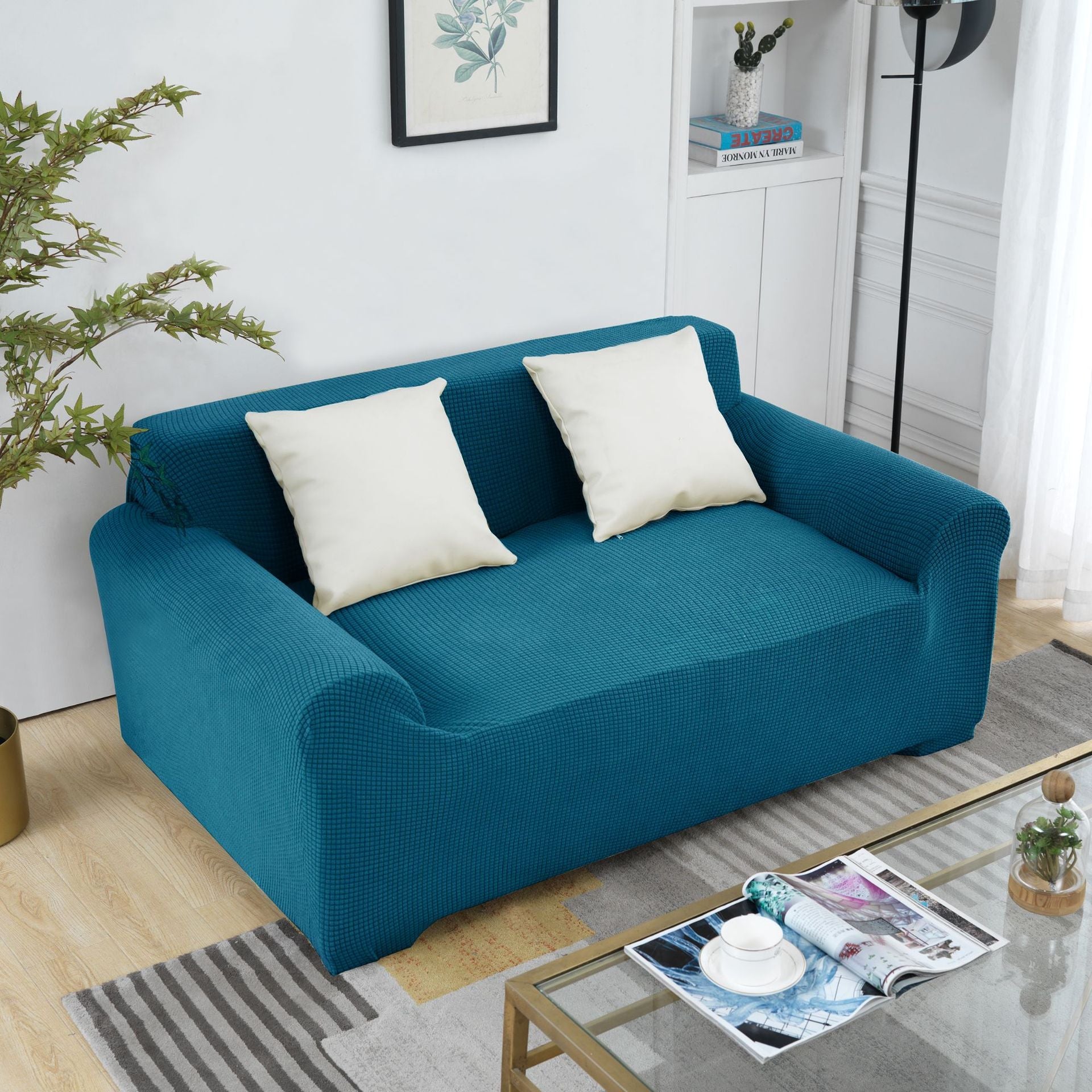 Tettsittende, elastisk sofatrekk i elegant jacquardmønster, gir sømløs beskyttelse og stil til sofaen.