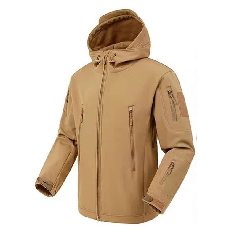 Varm, vanntett vinterjakke for menn. Taktisk softshell, vindtett og egnet for kaldt friluftsliv.