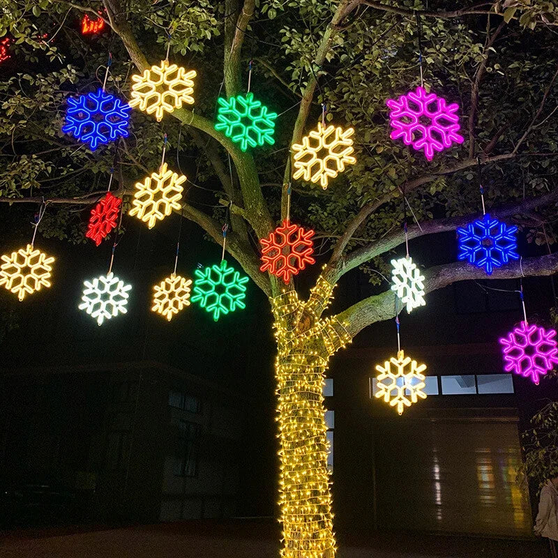 Vanntett utendørs LED-snøfnugglys med glødende snøfnugg i fall, IP65, flere farger, perfekt for juledekorasjon.