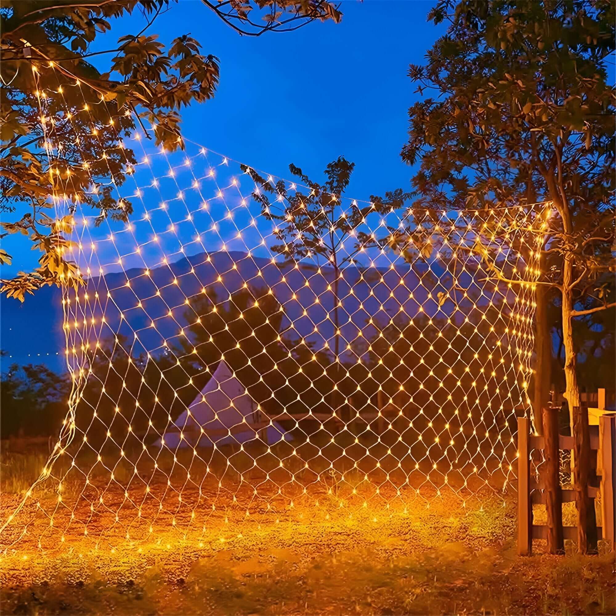 "Vanntette LED nettinglys for utendørs bruk, inni hage, belyser i varmt, innbydende mønster for koselig atmosfære."