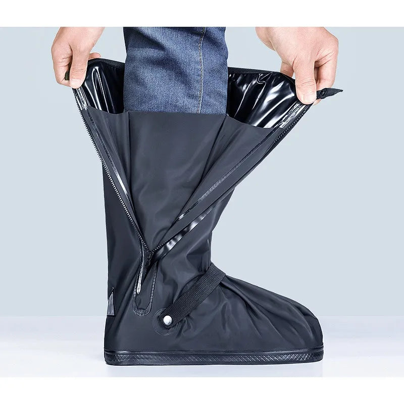 "Vanntette skovertrukne med glidelås, polyester og gummi materiale, for beskyttelse mot regn og skitt, anti-skli såle."