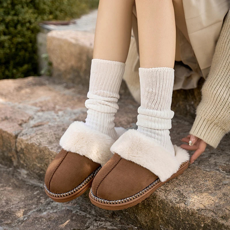 Bilde av en myk og deilig slip-on kvinnelig vintertøffel i fleeceblanding, ideell som innesko.