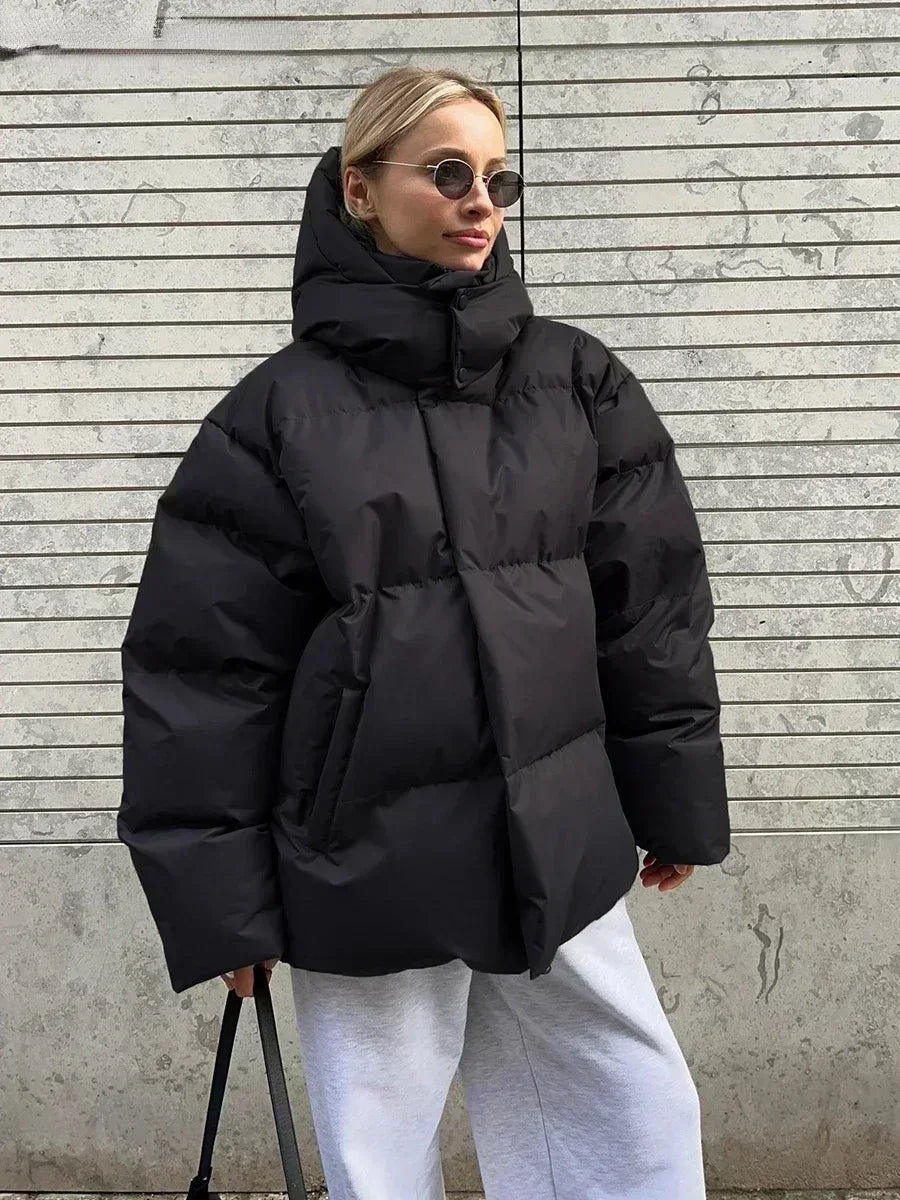 Detaljbilde av de praktiske lommene på en trendy, varm dame vinterjakke. Funksjonell polstret ytterjakke.
