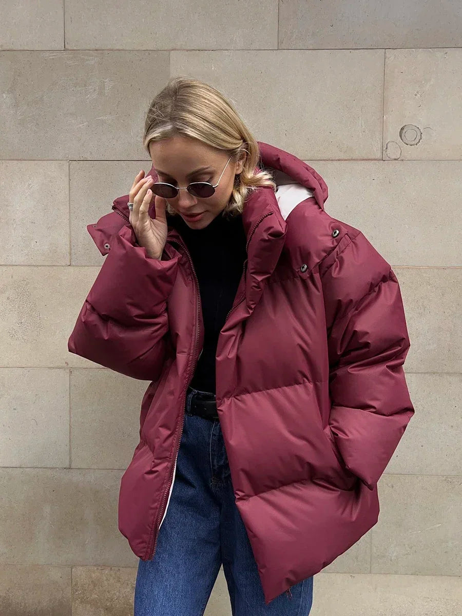 Moderne dame vinterjakke, varm og komfortabel. Polstret ytterjakke med trendy oversized passform for hverdagsbruk.
