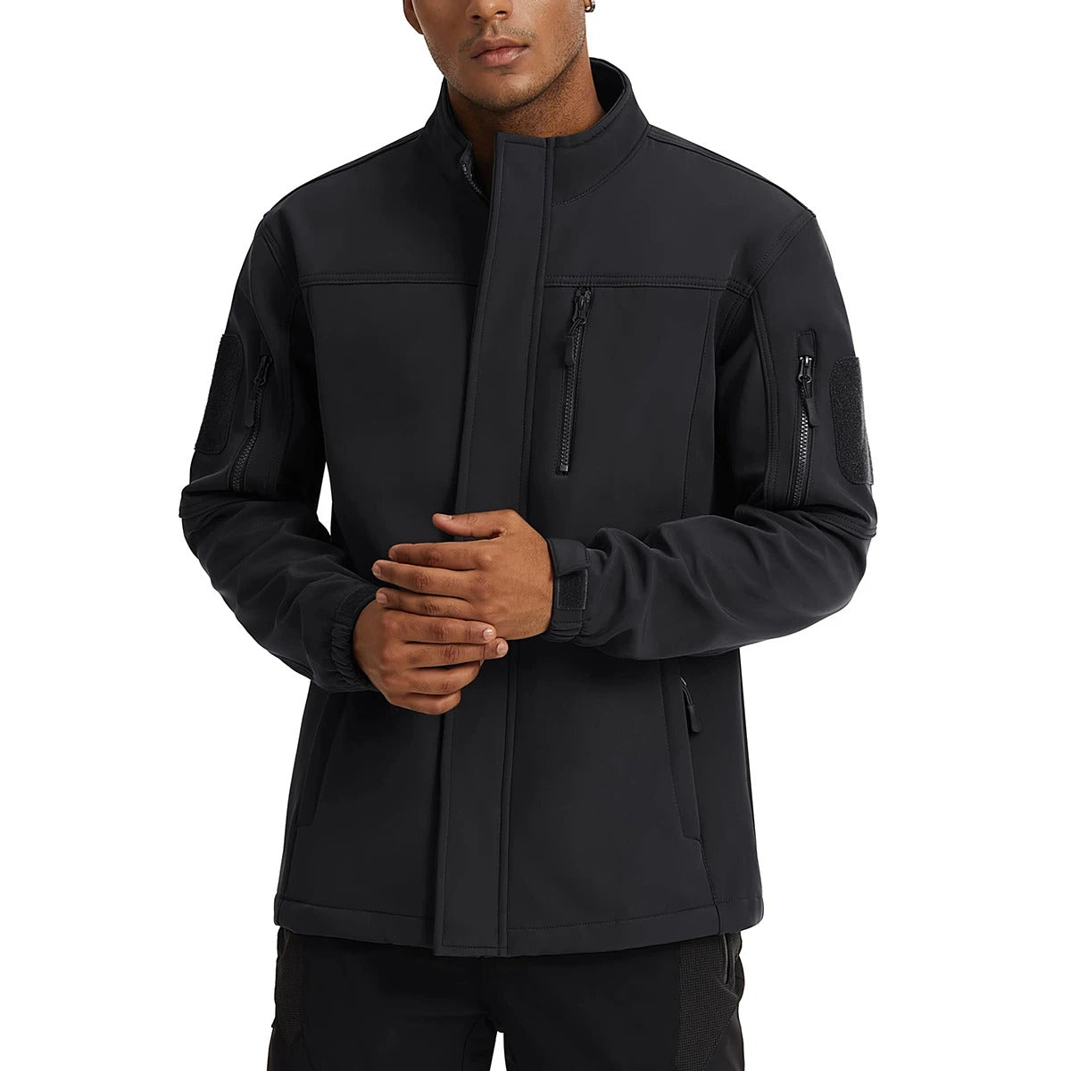 En mann iført en varm softshell vinterjakke, nyter friluftsliv i vinterlandskap.