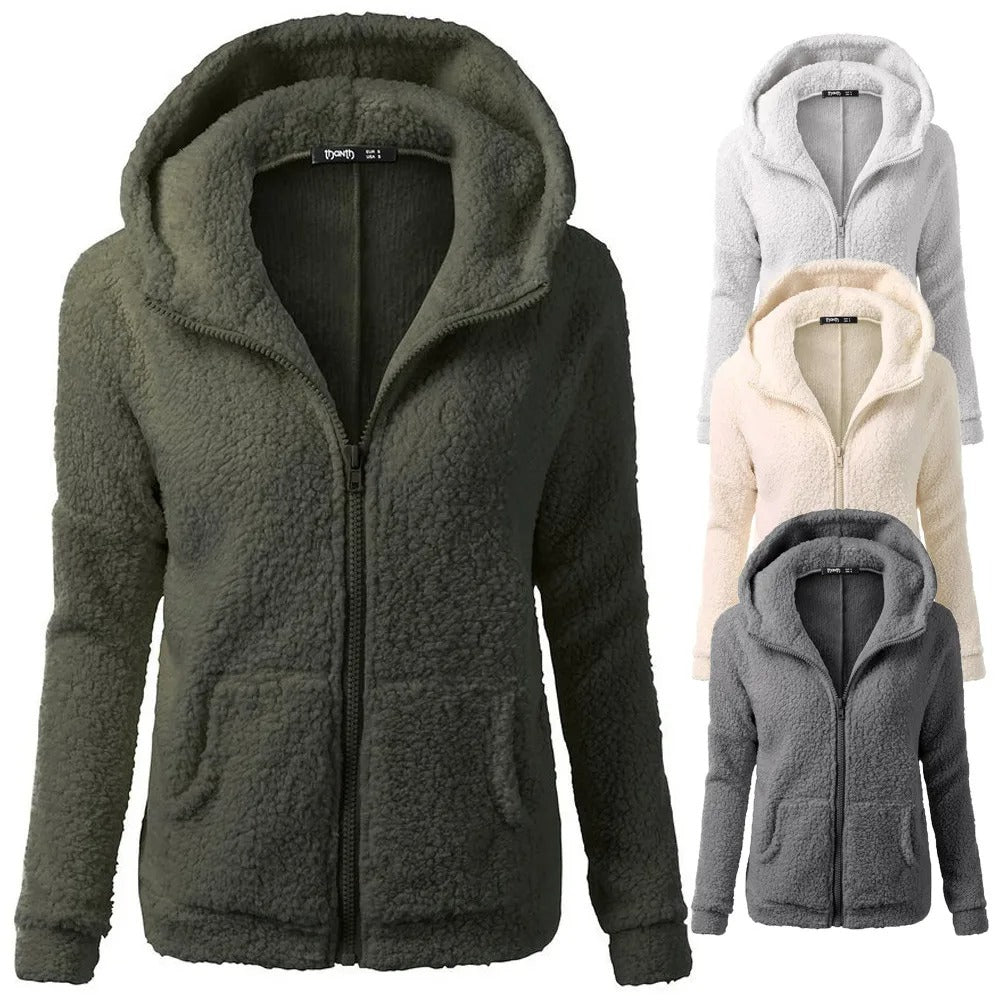 Nærbilde av fleece-materialet på en varm hettejakke med glidelås, designet for kvinner.