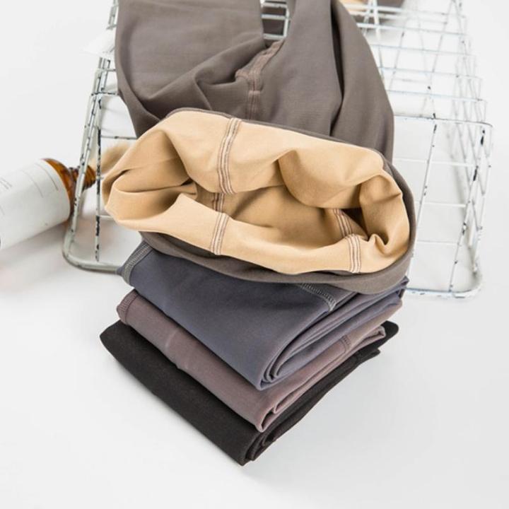 "Varme vinterstrømpebukser i svart med slankende høy midje, gir eleganse og varme for kalde dager."