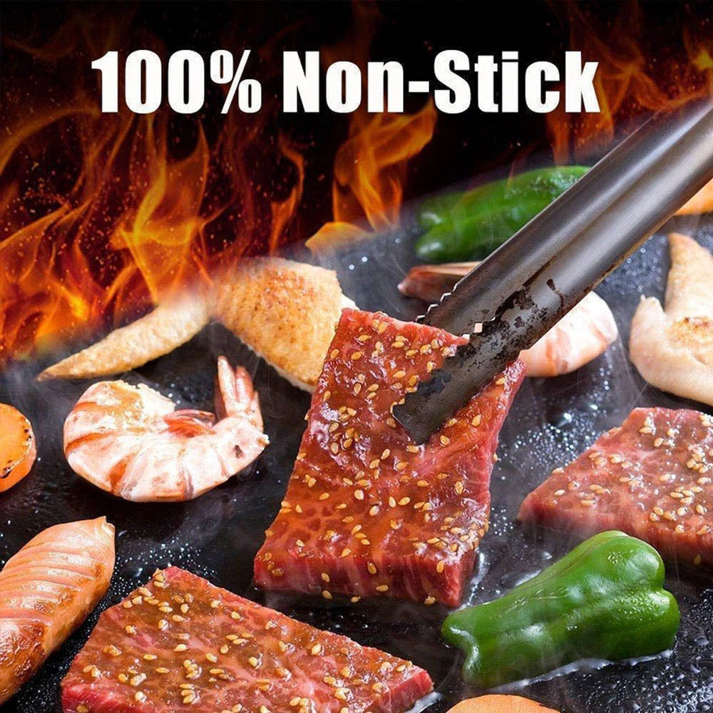"Varmebestandig BBQ-bakmatte i svart, ikke-stick, på grill med saftig kjøtt, enkel rengjøring, hever grillopplevelsen."