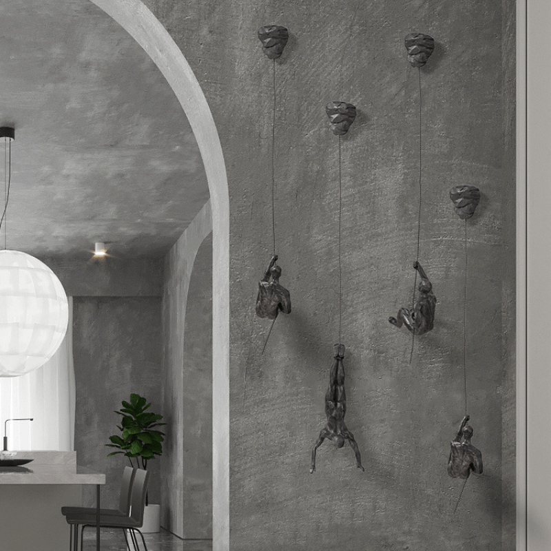 Kreativ innredning med veggdekorasjon, tre klatrende menn, industriell stil, moderne kunst