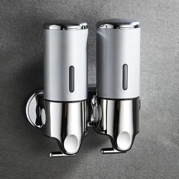 Moderne vegghengt såpedispenser mot en grå vegg, elegant og funksjonell design