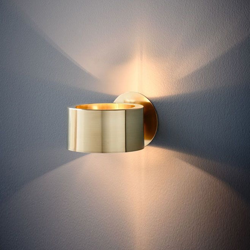 "Vegglampe med jernspiral design, elegant belysning i gull og svart, perfekt for moderne interiør."
