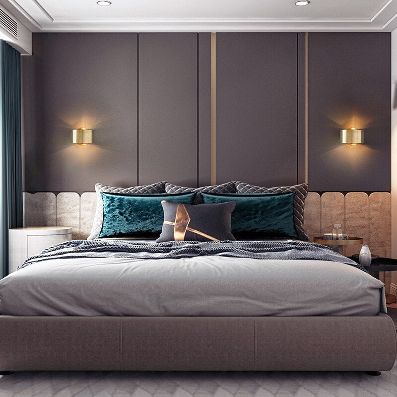 "Vegglampe med jernspiral design, elegant belysning i gull og svart, perfekt for moderne interiør."