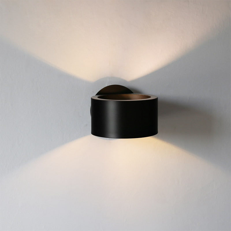 "Vegglampe med jernspiral design, elegant belysning i gull og svart, perfekt for moderne interiør."