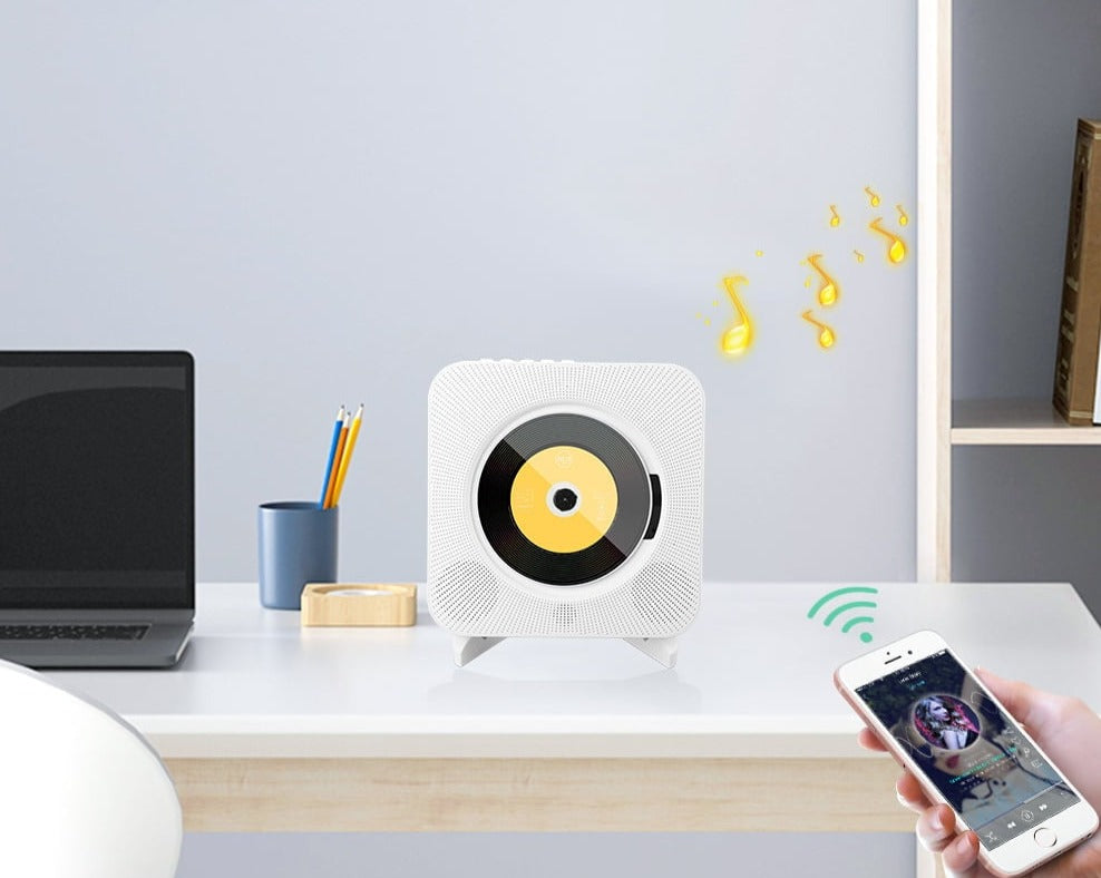 CD-spiller Bluetooth, hvit, montert på en lys vegg; spilleren er slank og elegant – Musikkavspiller