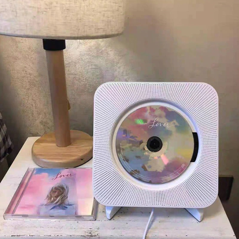CD-spilleren viser en CD som settes inn, fremhever den brukervennlige designen – CD-avspilling