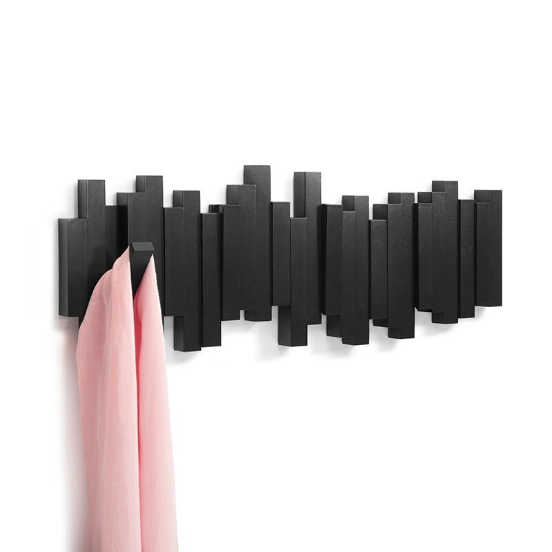 Funksjonell kleshenger med innovative magnetiske kroker som foldes inn. Ideell for ryddig hjem.