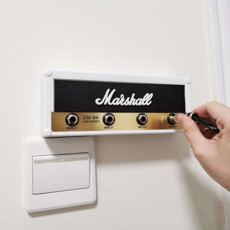 Nøkkelholder formet som en mini gitarforsterker, med fire jackplugger, ideell som gave for musikkfans.
