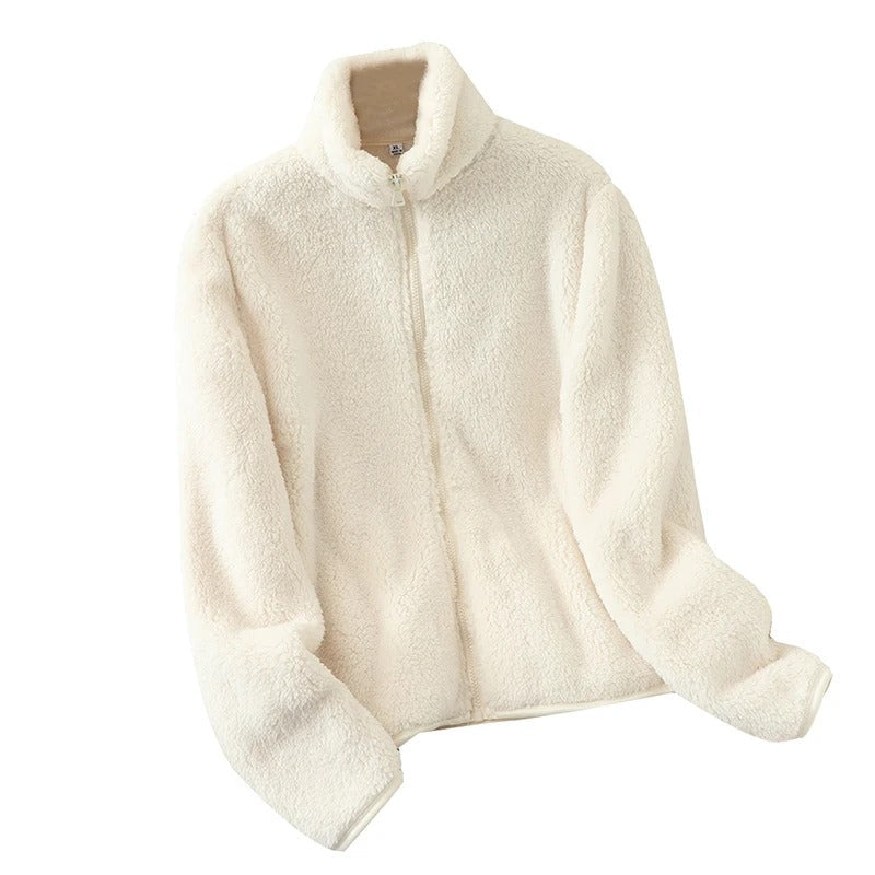 Vendbar fleecejakke for kvinner i beige og hvit, lukket og klar for utendørs bruk vinterstid.