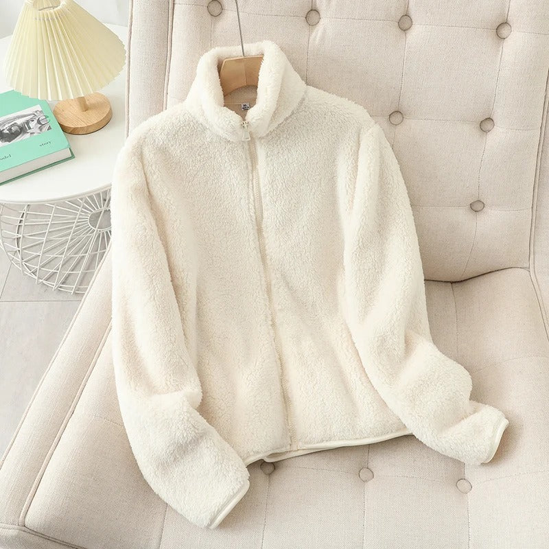 Beige vendbar fleecejakke for dame, stående modell, perfekt casual yttertøy i myk polyester.