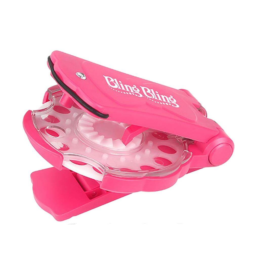 Detaljert illustrasjon av hvordan verktøyet holder og plasserer en rhinestone for styling.