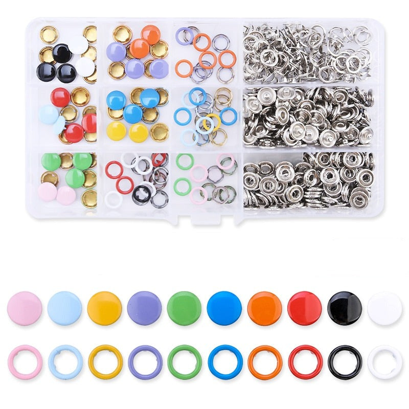 Verktøy og trykknapper for hobbybruk, gir profesjonelle resultater på syprosjekter.