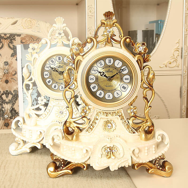 Vintage europeisk skrivebordsklokke, brun og hvit, som gir et elegant preg til ethvert rom.