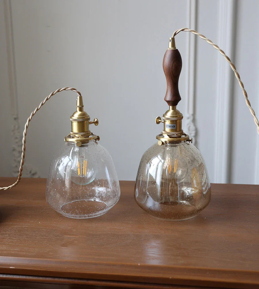 Vintage hengelampe over spisebord som et sentralt element. Kobberfinish gir elegant belysning.