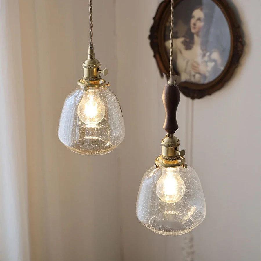 Detalj av E27 fatning og kabel på hengelampe, vintage design. Egnet for LED-pærer. Dekorativ.