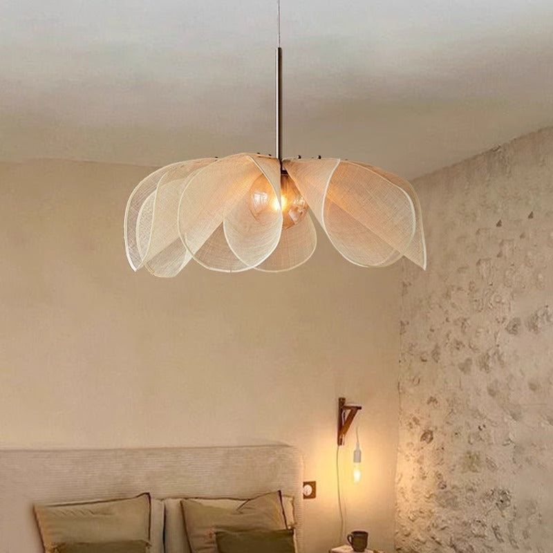 Klassisk vintage taklampe med rosa finish for stemningsfull LED-belysning. Ideell for lesekrok eller koselig rom.