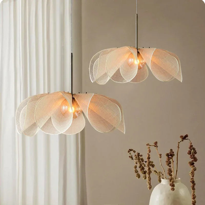 Nærbilde av rosa vintage taklampe med justerbar ledning og dekorative detaljer, perfekt for stemningslys.
