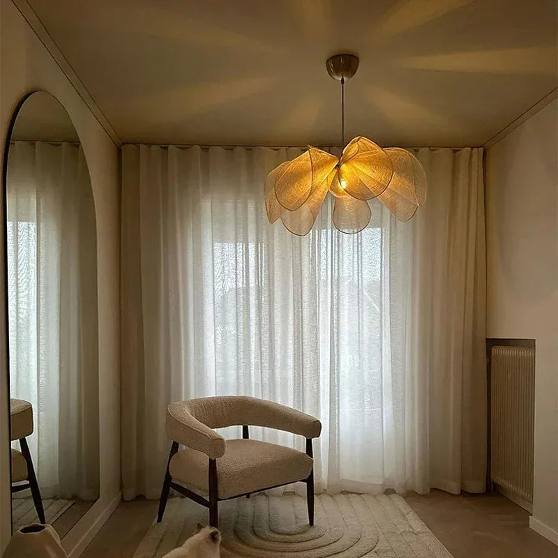Vintage rosa hengende taklampe installert i et moderne interiør, skaper koselig belysning og klassisk preg.