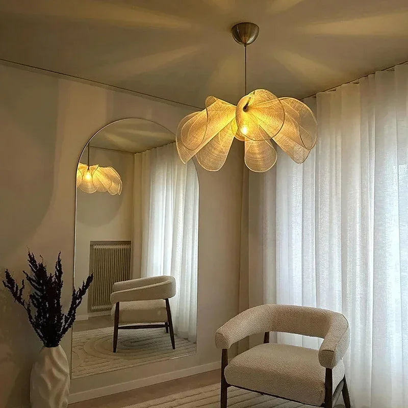 Elegant vintage LED taklampe i rosa med justerbar høyde. Ideell som stemningslys eller hovedbelysning i rom.