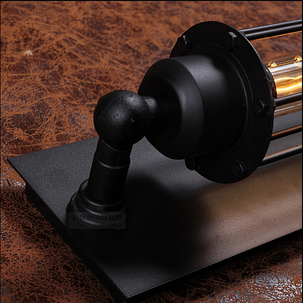 Retro vegglampe med industrielt design, sort metallbur og et snev av vintage stil