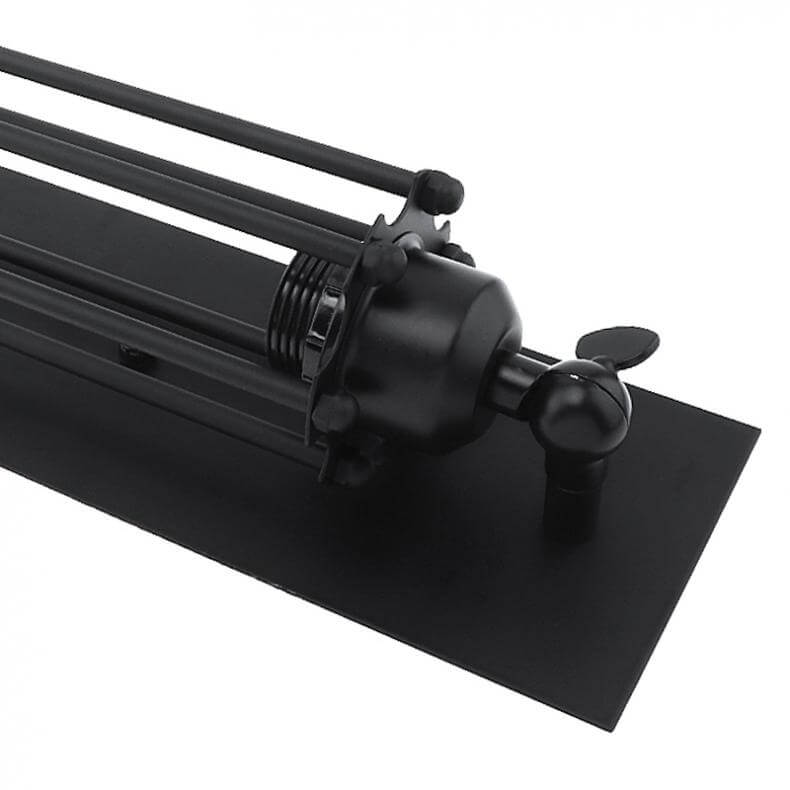 Elegant vintage vegglampe med industriell følelse, sort metall og glasspære inni buret