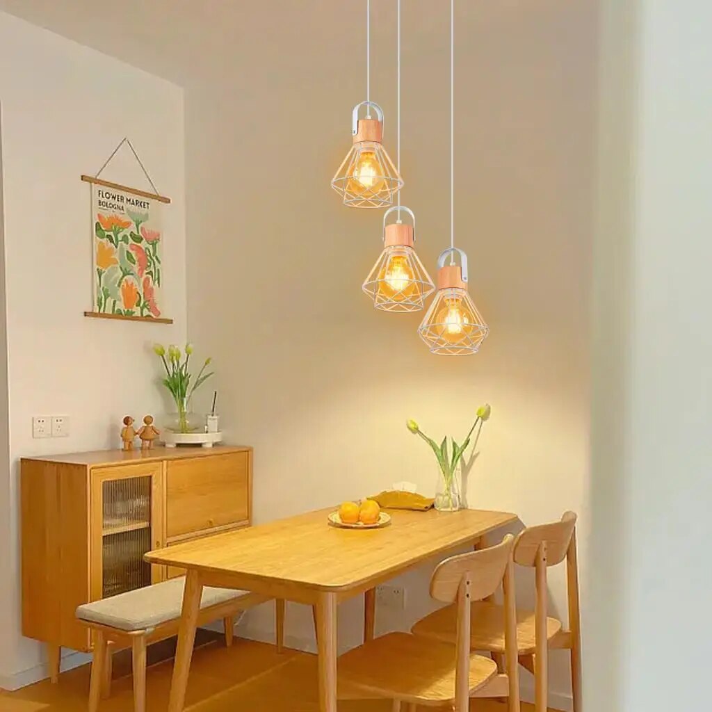 Vintage pendellampe i jern med treelementer, gir rustikk og klassisk stil, perfekt for vintage og moderne interiør.