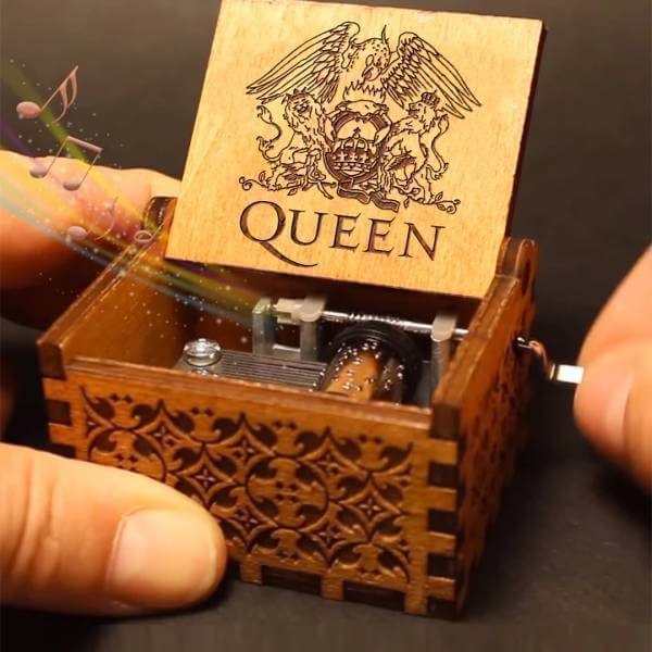 Musikkboks håndlaget, Queen 'Bohemian Rhapsody' melodi, kompakt design for hjemmedekorasjon.