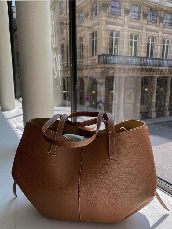 "Vintage skulderveske i brunt skinn for damer, elegant og romslig med robuste stropper, perfekt til alle antrekk."