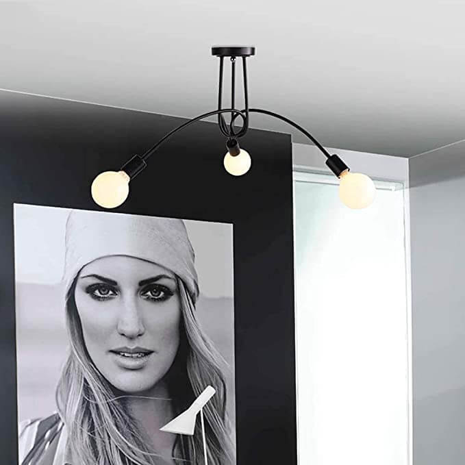 Vintage Sputnik taklampe installert i et moderne interiør, gir elegant belysning og et industrielt preg.