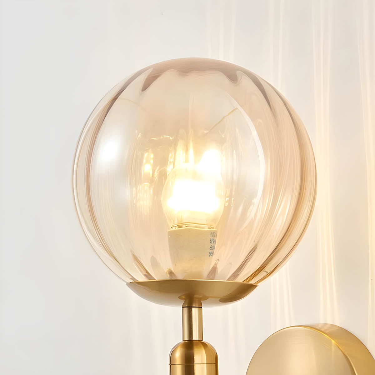 Vintage-stil Clair vegglampe med elegant metallfinish og delikate glasskuler, ideell for moderne og luksuriøse interiører.