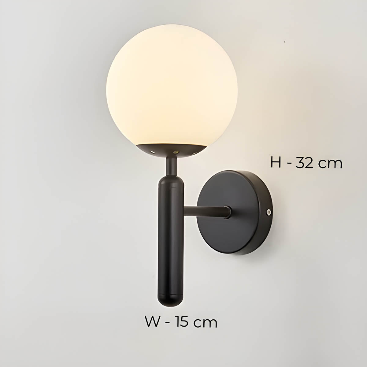 Vintage-stil Clair vegglampe med elegant metallfinish og delikate glasskuler, ideell for moderne og luksuriøse interiører.