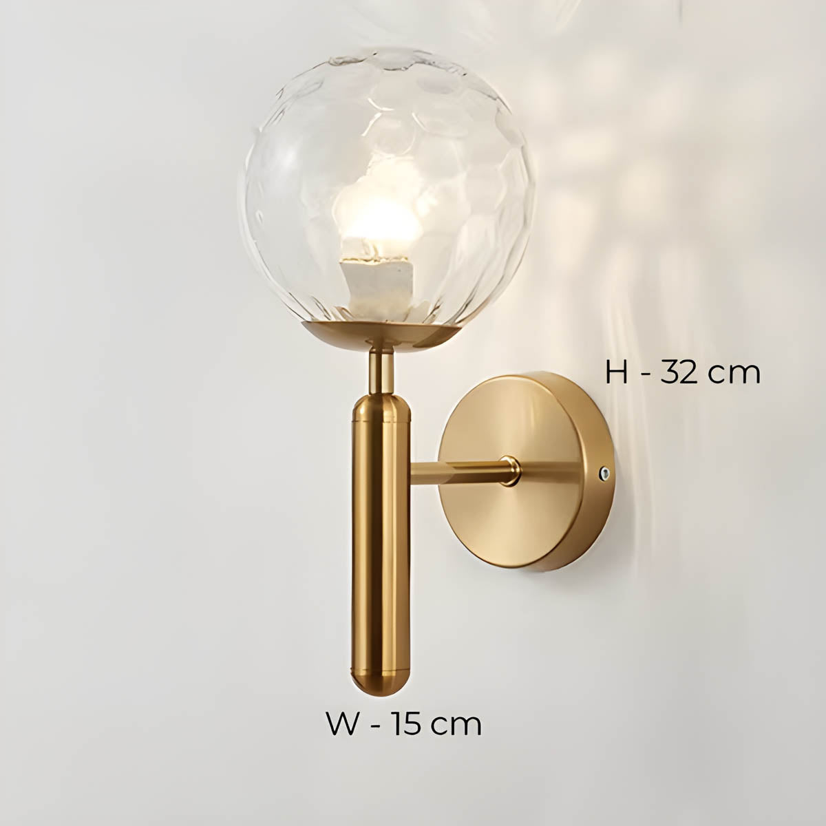 Vintage-stil Clair vegglampe med elegant metallfinish og delikate glasskuler, ideell for moderne og luksuriøse interiører.