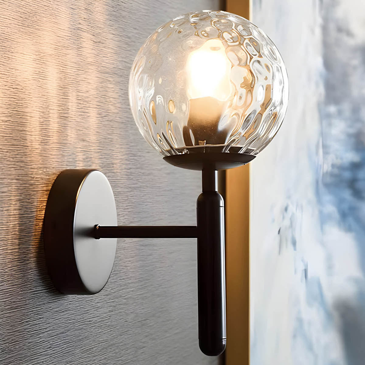Vintage-stil Clair vegglampe med elegant metallfinish og delikate glasskuler, ideell for moderne og luksuriøse interiører.