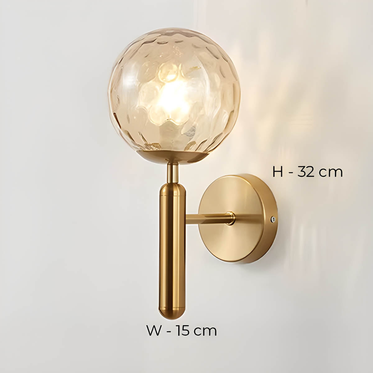 Vintage-stil Clair vegglampe med elegant metallfinish og delikate glasskuler, ideell for moderne og luksuriøse interiører.