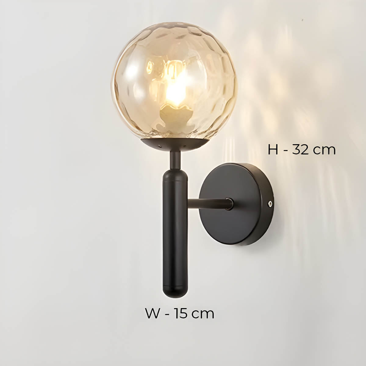 Vintage-stil Clair vegglampe med elegant metallfinish og delikate glasskuler, ideell for moderne og luksuriøse interiører.