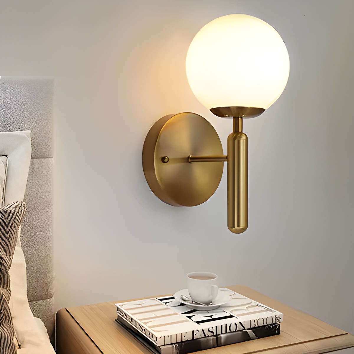 Vintage-stil Clair vegglampe med elegant metallfinish og delikate glasskuler, ideell for moderne og luksuriøse interiører.