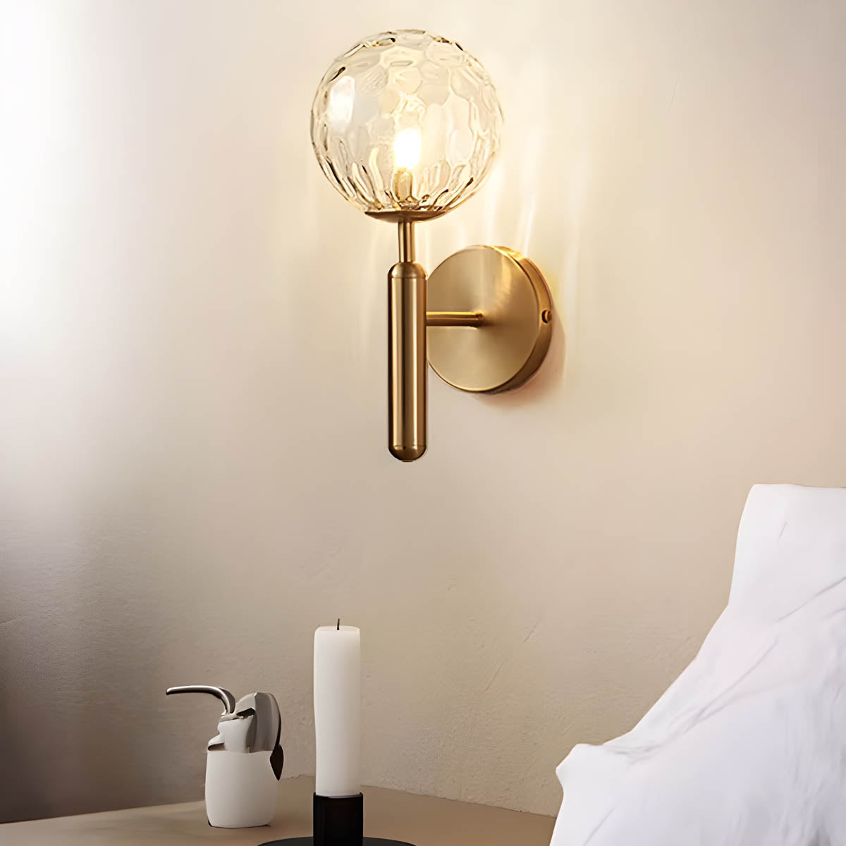 Vintage-stil Clair vegglampe med elegant metallfinish og delikate glasskuler, ideell for moderne og luksuriøse interiører.