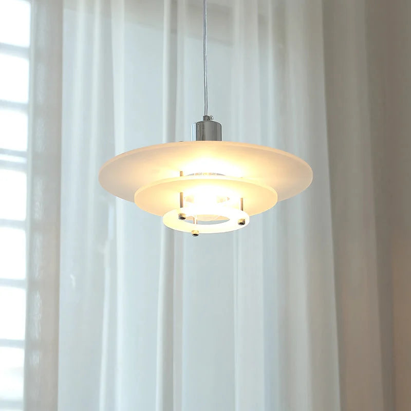 "Vintage UFO lysekrone i klar akryl, moderne design, rund form, for tak, passer E27/LED, gir futuristisk stil"