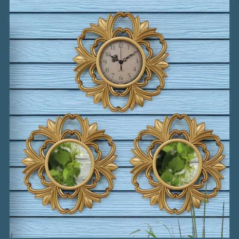 Dekorativt veggur og speilsett i vintage design. Gullfarget og antikk stil for hjemmedekor.