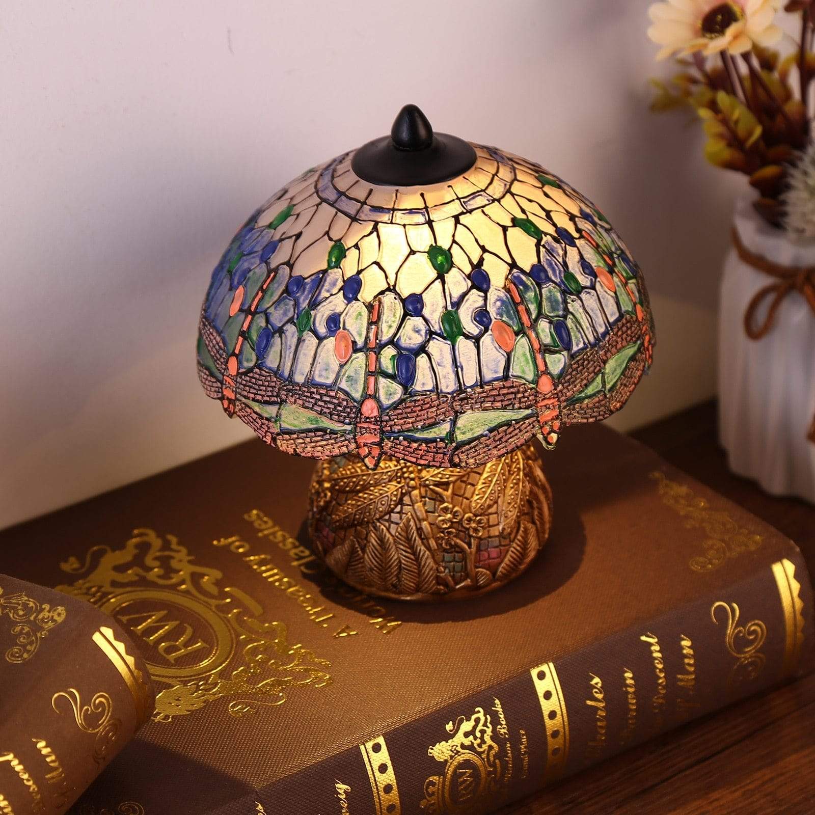 Blå vintage øyenstikker bordlampe, perfekt som dekor i stue eller soverom. Unik belysning og stil.